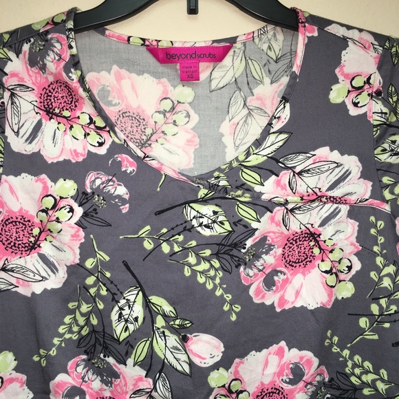 BEYOND SCRUBS XS Crossover Y style Scrub Top - Picture 5 of 8